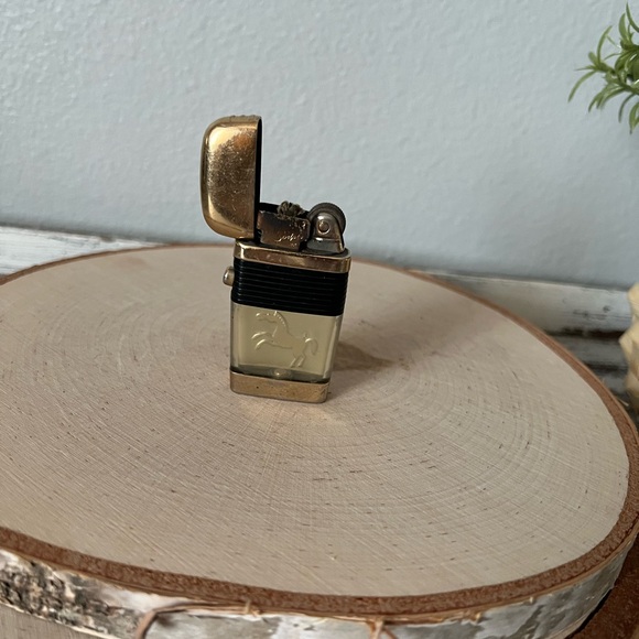 VINTAGE Scripto VU Lighter Mustang Equestrian Stallion Horse MCM Brass / Black - Picture 2 of 6